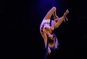Sophia fasziniert mit einem bezaubernden Luftschauspiel am Aerial Pole (Foto: Martin Schmitz)